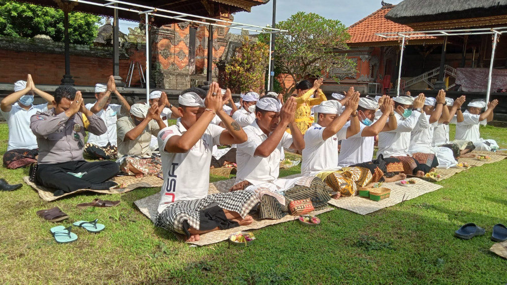 Peringati Rahina Tumpek Uye, Pemerintah Desa Mambal laksanakan Persembahyangan Bersama